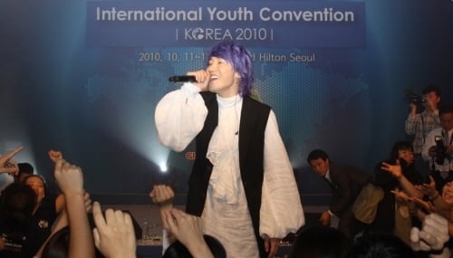지난 12일 오후 서울 그랜드호텔에서 열린 IYC행사에서 김장훈이 축하 공연을 하고 있다