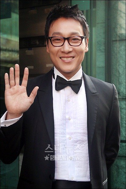 이휘재가 1일 오전 서울 강남의 한 포토스튜디오에서 웨딩포토촬영에 앞서 포즈를 취하고 있다 ⓒ사진=홍봉진 기자