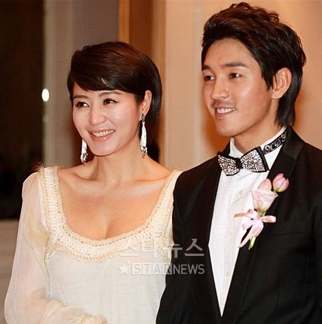 김혜수(왼쪽)가 동생 김동희와 함께 결혼식장에서 하객을 맞고있다 ⓒ사진=이동훈 기자