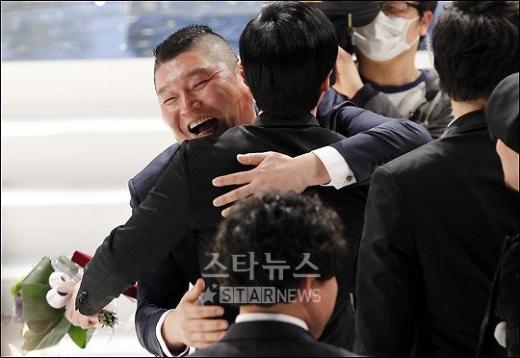 강호동이 29일 열린 2010 MBC방송연예대상에서 유재석이 대상을 수상하자 축하하고 있다 ⓒ사진=류승희 인턴기자