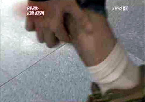 신정환이 지난 21일 서울 종로경찰서에서 석방되며 자신의 다리를 내려 보고 있다 ⓒ사진=이명근 기자