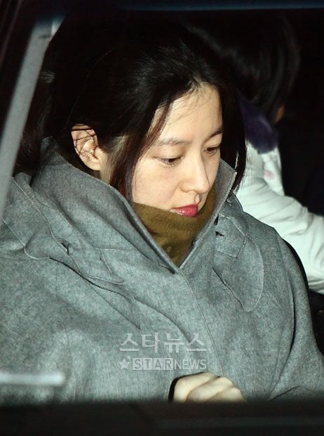 22일 자정 이영애가 서울 묵적동 제일병원에서 남편과 쌍둥이와 함께 퇴원하고 있다. 홍봉진 기자