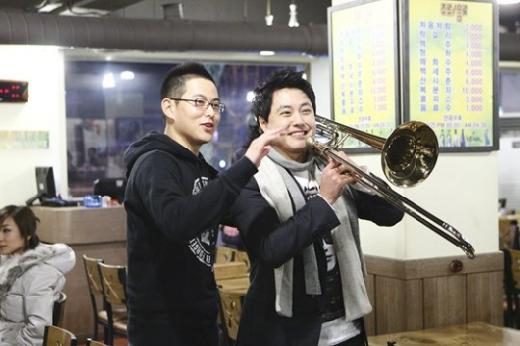 NRG 전 멤버 문성훈(왼쪽)과 노유민 <사진출처=tvN>