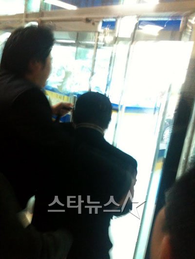 고 장자연 전 소속사 대표 김모씨가 22일 오후 수원지방법원에서 공판을 마치고 취재진을 피해 서둘러 빠져 나가고 있다 ⓒ수원(경기)=문완식 기자