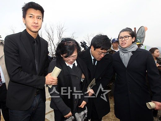 배우 김승현과 개그우먼 이영자가 29일 오전 열린 고 최진영의 1주기 추도식에서 오열하는 고인의 모친 정옥숙씨를 부축하고 있다 ⓒ양평(경기)=문완식 기자