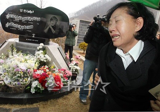 고 최진영의 모친 정옥숙씨가 29일 오전 열린 추도식에서 오열하고 있다 ⓒ양평(경기)=홍봉진 기자