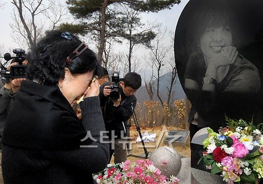 고 최진실 최진영 남매의 봉안묘(붉은 원). 형광색 선 아래 쪽이 이번에 강제이장 명령을 받게 될 지역이다 ⓒ양평(경기)=문완식 기자