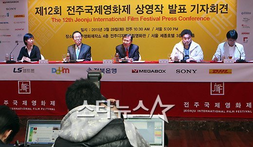 제12회 전주국제영화제 맹수진 프로그래머, 송하진 조직위원장, 민병록 집행위원장, 유운성 프로그래머, 조지훈 프로그래머(왼쪽부터) ⓒ홍봉진 기자 honggga@