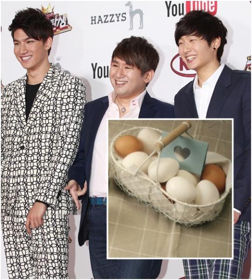 노지훈, 방시혁, 데이비드 오(사진 뒤 왼쪽부터), 방시혁이 올린 날계란 사진ⓒ송지원 기자 g1still@(사진 뒤), 방시혁 미투데이