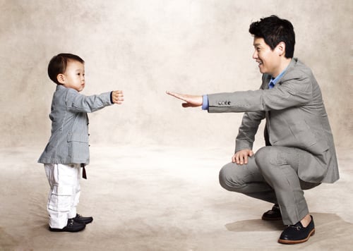 가수 이현우와 아들 이동하 군 ⓒ사진=패션지 엘르 5월호