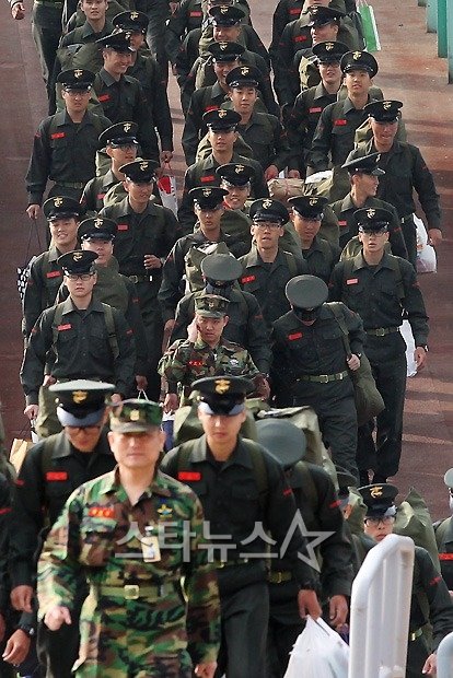 백령도행 배에 오르는 현빈 ⓒ사진=이기범 기자