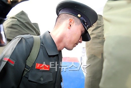 백령도행 배에 오르는 현빈 ⓒ사진=이기범 기자