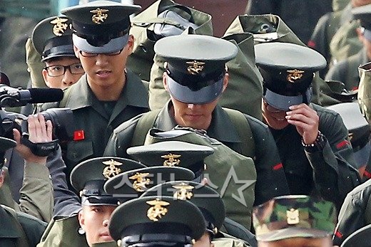 백령도행 배에 오르는 현빈 ⓒ사진=이기범 기자