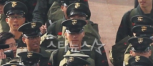 백령도행 배에 오르는 현빈 ⓒ사진=이기범 기자