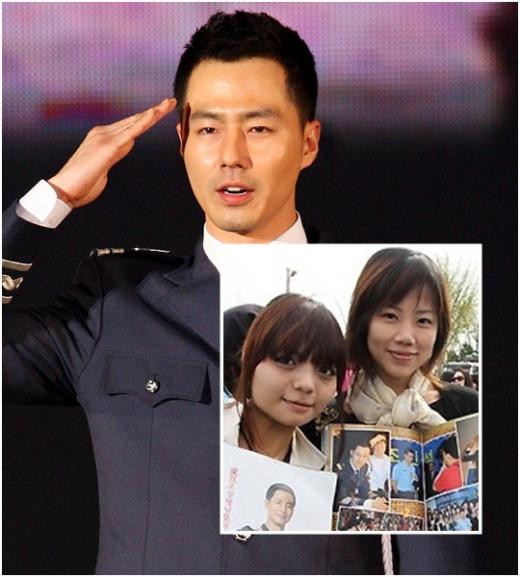 조인성(뒤) 전역 현장에서 조인성을 기다리는 해외팬ⓒ홍봉진기자 honggga@(뒤), 이기범 기자 leekb@