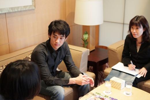 일본 현지 인터뷰 중인 배우 김수현 ⓒ사진=키이스트 제공