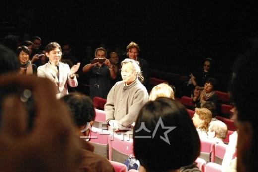 ⓒ제 64회 칸 국제영화제에서 기립박수를 받고 있는 김기덕 감독(사진 가운데). 왼쪽이 '풍산개'의 전재홍 감독.