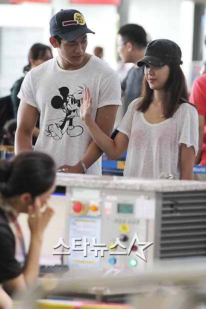 배우 정석원(왼쪽)과 가수 백지영 커플 ⓒ인천국제공항=이기범 기자