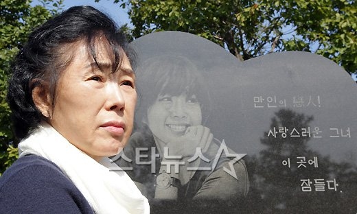 故 최진실의 3주기 추모식에 참석한 고인의 모친 정옥숙씨 ⓒ갑산공원(양평)=이기범 기자