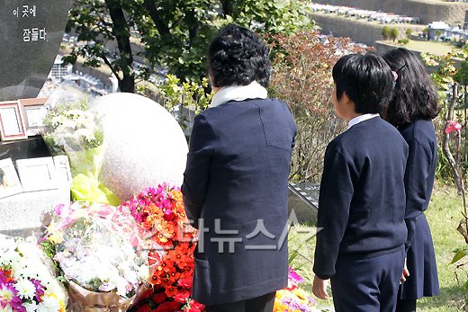 고 최진실 3주기 추모식에 참석한 어머니 정옥숙씨와 환희 군, 준희 양 ⓒ갑산공원(양평)=이기범 기자