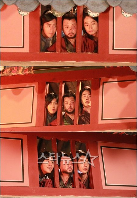 (왼쪽부터)장희웅(용수 역), 윤다훈(독개 역), 고윤후(대수 역)가 '계백' 한 장면을 촬영하고 있다. ⓒ사진=위드인엔터테인먼트 제공