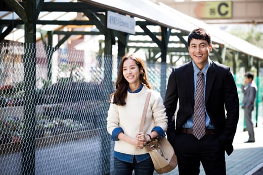 한지민(왼쪽)과 정우성
