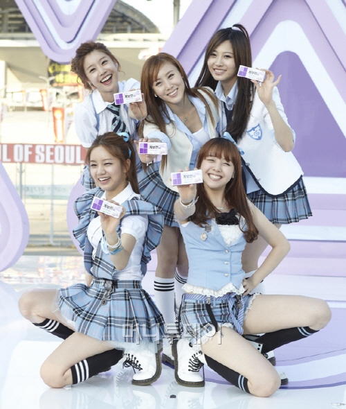 ↑삼진제약이 당초 방영키로 했던 걸스데이 광고 사진촬영분의 일부.