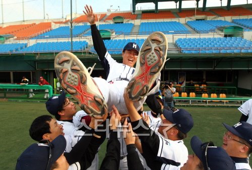 ↑ 현대해상 직장야구팀 김태호 선수가 23일 오후 서울 목동야구장에서 열린 '제1회 고용노동부장관배 전국직장야구선수권대회' 결승전에서 MVP로 선정돼 동료들의 축하를 받고 있다. 김태호 선수는 MVP와 우수투수상 2관왕을 거머줬다. ⓒ임성균 기자