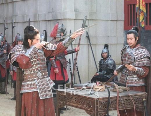 무기를 점검하고 있는 대수(고윤후 분)와 용수(장희웅 분) ⓒ사진=위드인 엔터테인먼트 제공