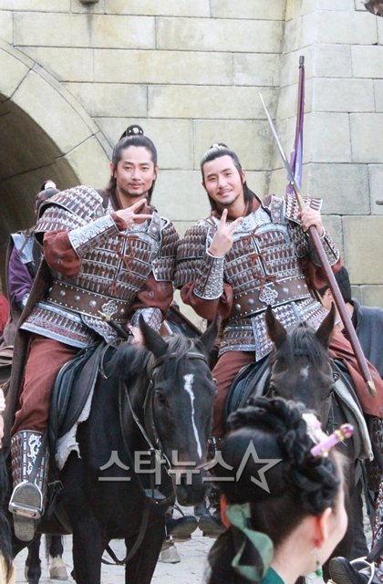 '쌍수형제' 대수(고윤후 분)와 용수(장희웅 분)의 다정한 모습 ⓒ사진=위드인 엔터테인먼트 제공