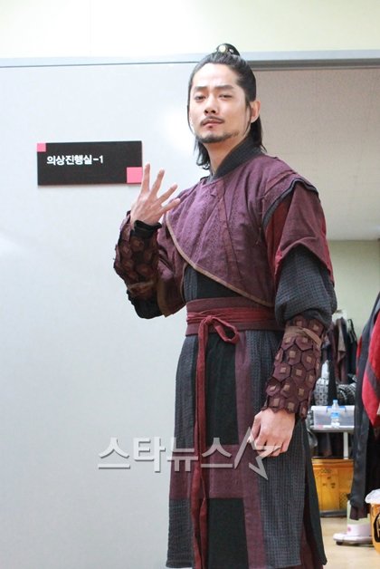 '계백' 새 의상을 입은 배우 고윤후 ⓒ사진=위드인 엔터테인먼트 제공