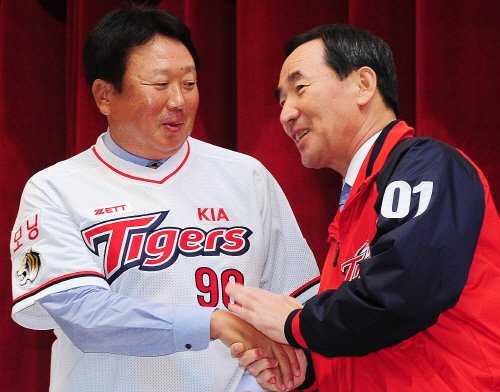 ↑ 21일 오후 광주 KIA 제1공장 강당에서 열린 선동렬 신임감독 취임식에서 선동렬 감독이 이삼웅 사장과 악수를 나누고 있다. KIA는 지난 18일 조범현 감독 사퇴와 함께 선동렬 전 삼성 감독의 선임을 발표했다. 선동렬 신임감독은 광주 출신으로 해태에서 11년간 6차례 한국시리즈 우승을 이끈바 있다. ⓒ 사진제공= OSEN