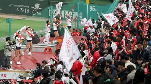 ↑지난 20일 오후 인천 문학경기장에서 열린 2011 프로야구 플레이오프 4차전에서 SK 와이번스를 응원하고있는 SK팬들.ⓒ 이기범 기자