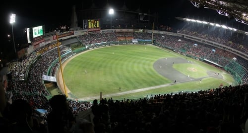 ↑지난 20일 오후 인천 문학경기장에서 열린 2011 프로야구 플레이오프 4차전 SK 와이번스와 롯데 자이언츠의 경기.ⓒ 이기범 기자