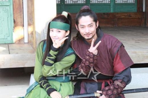 초영 역 효민(왼쪽)과 독자들에게 인사를 전하고 있는 고윤후 ⓒ사진=위드인 엔터테인먼트 제공