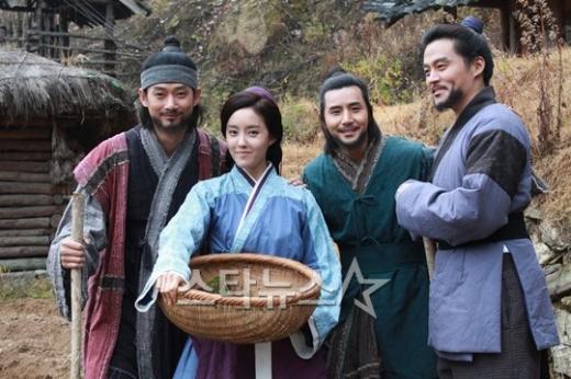 결혼한 계백과 초영(효민 분), 그들과 함께 한 대수와 용수 ⓒ사진=위드인 엔터테인먼트 제공
