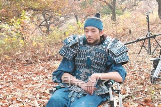 전쟁 촬영 중 갑옷을 입은 상태로 휴식을 취하는 고윤후 ⓒ사진=위드인 엔터테인먼트 제공