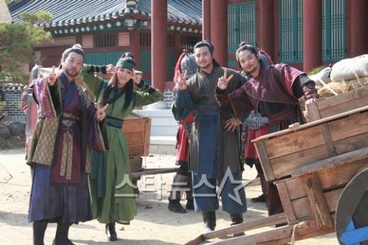 세월이 흐르기 전 모습으로 스타뉴스에 인사를 전하는 독개(윤다운 분)과 초영, 용수, 대수 ⓒ사진=위드인 엔터테인먼트 제공