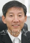 ↑LG의 김기태(왼쪽) 신임 감독과 두산의 김진욱 신임 감독/사진제공 LG 두산
