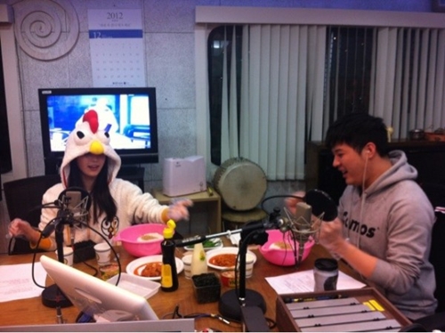 가수 아이유(왼쪽)과 신동. ⓒ출처=MBC 표준FM '신동의 심심타파' 트위터