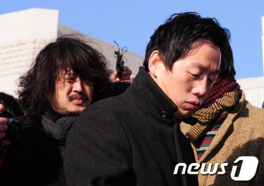 (서울=뉴스1) 송원영 기자 =BBK 허위사실 유포 혐의 등으로 기소된 정봉주 전 민주당 의원(사진 오른쪽)이 22일 오전 서울 서초구 대법원에서 열린 상고심 선고에서 징역 1년을 확정 받은 뒤 김어준 딴지일보 총수와 함께 지지자들에게 인사말을 하기 위해 이동하고 있다.