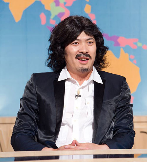 'SNL 코리아'에서 김어준 딴지일보 총수를 패러디하고 있는 김상경 <사진=tvN>