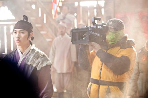 MBC '해를 품은 달'을 촬영중인 송인혁 촬영감독 ⓒ사진=MBC 제공