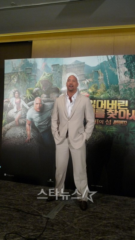17일 대만 타이페이 르 메르디앙 호텔에서 열린 '잃어버린 세계를 찾아서2' 기자회견에서 드웨인 존슨이 국내 취재진 앞에서 포즈를 취하고 있다.