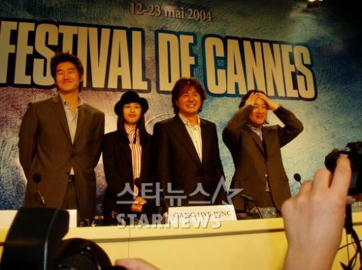 2004년 칸영화제 '올드보이' 간담회 장면. 왼쪽부터 유지태 강혜정 최민식 박찬욱감독 ⓒ김관명 기자