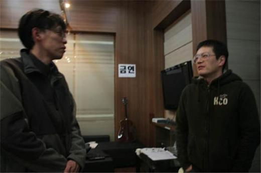 ▲파업 중인 MBC노조 사무실을 방문해 성금 전달하는 정찬