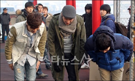김종민 엄태웅 이수근(왼쪽부터)이 24일 오전 인천 연안부두 여객터미널에서 '1박2일' 새 시즌 촬영에 앞서 인사하고 있다 ⓒ인천=박용훈 인턴기자