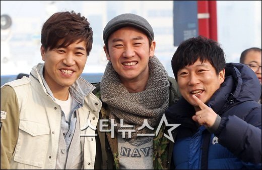 김종민 엄태웅 이수근이 24일 오전 인천 연안여객터미널에서 KBS 2TV '해피선데이-1박2일' 새 시즌 첫 촬영에 앞서 포즈를 취하고 있다 ⓒ인천=박용훈 인턴기자