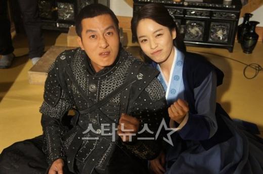 MBC 주말드라마 '무신' 촬영현장에서 김주혁(왼쪽)과 홍아름이 다정하게 포즈를 취하고 있다. ⓒ사진=BH엔터테인먼트 제공