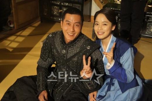 MBC 주말드라마 '무신' 촬영현장에서 김주혁(왼쪽)과 홍아름이 다정하게 포즈를 취하고 있다. ⓒ사진=BH엔터테인먼트 제공